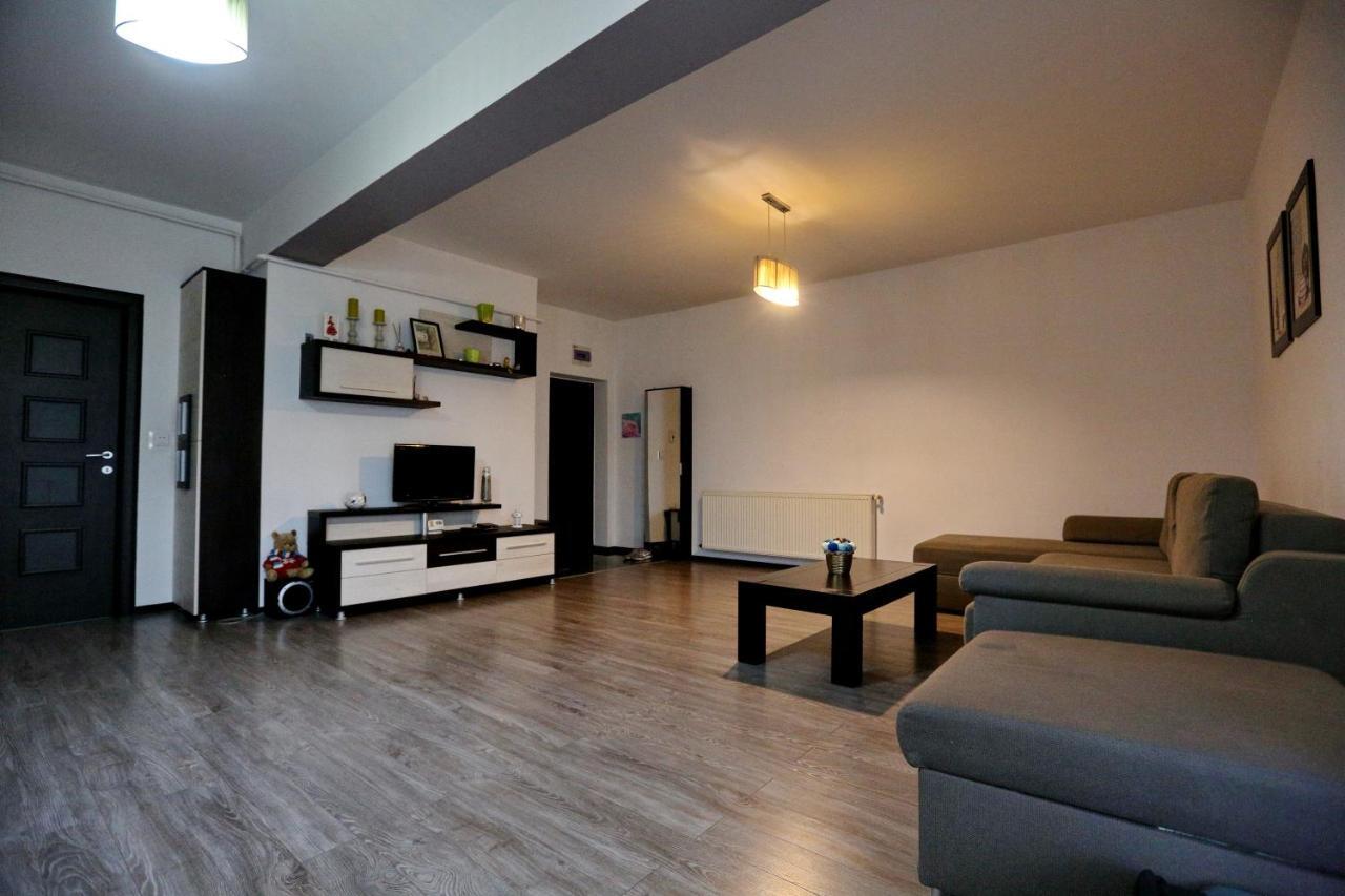 Appartement Bloc Izvor à Piteşti Extérieur photo